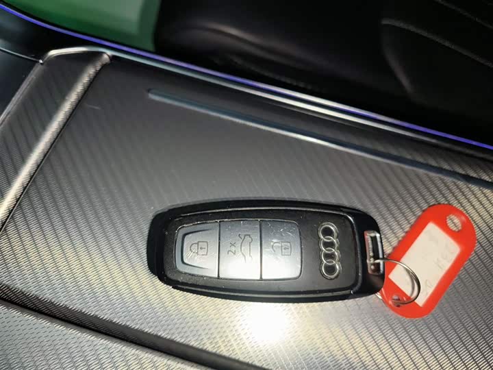 Фото 9 - Audi A6L