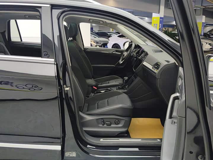 Фото 8 - Volkswagen Tiguan L Pro