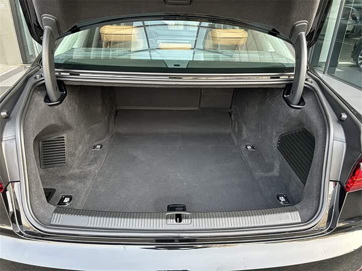 Фото 9 - Audi A8