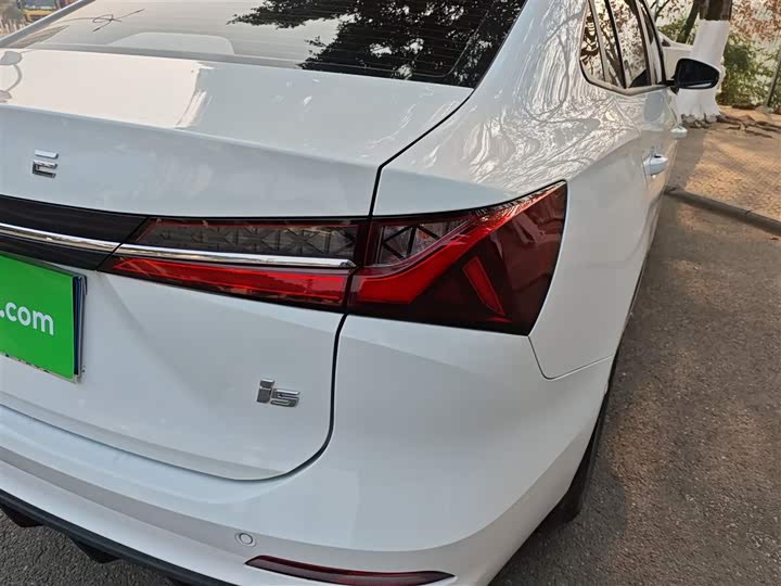 Фото 8 - Roewe i5