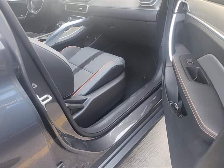 Фото 8 - Geely Coolray