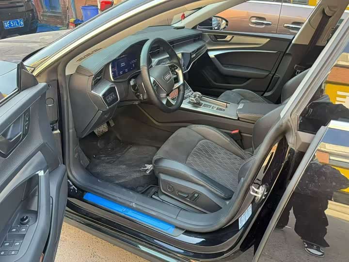 Фото 2 - Audi A7L