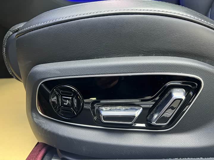 Фото 7 - Audi A8