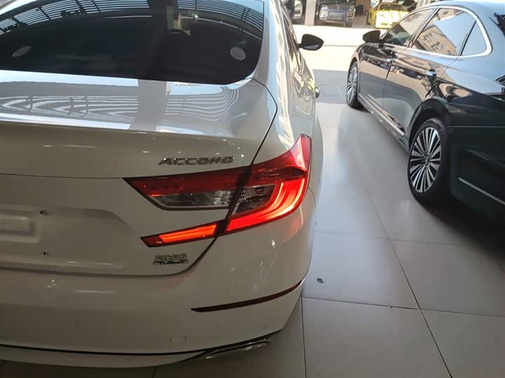 Фото 8 - Honda Accord