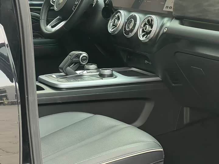 Фото 7 - Tank 300