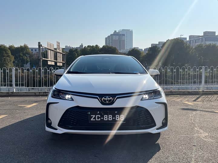 Фото 2 - Toyota Corolla