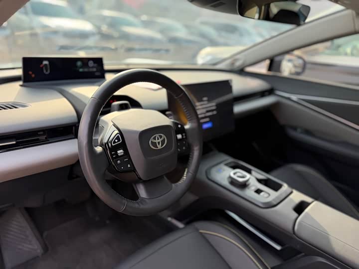 Фото 7 - Toyota bZ5