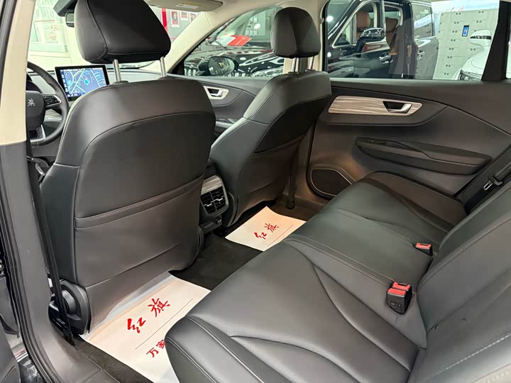 Фото 8 - Hongqi E-QM5