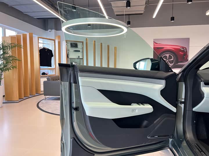 Фото 7 - Zeekr 001