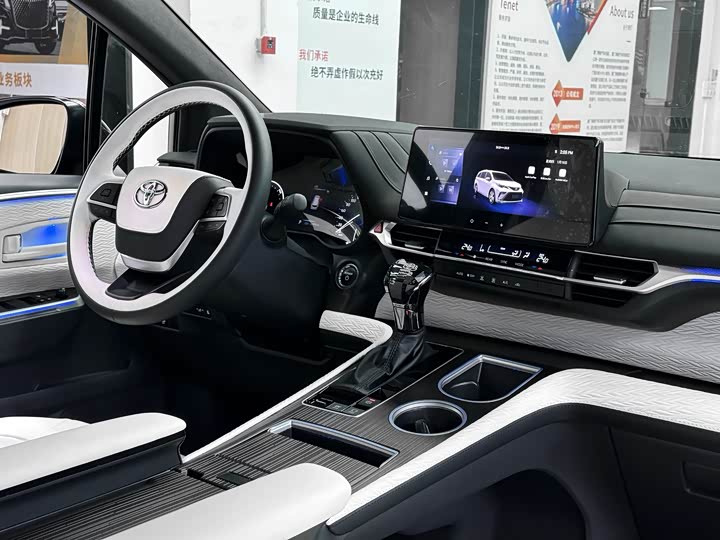 Фото 4 - Toyota Granvia