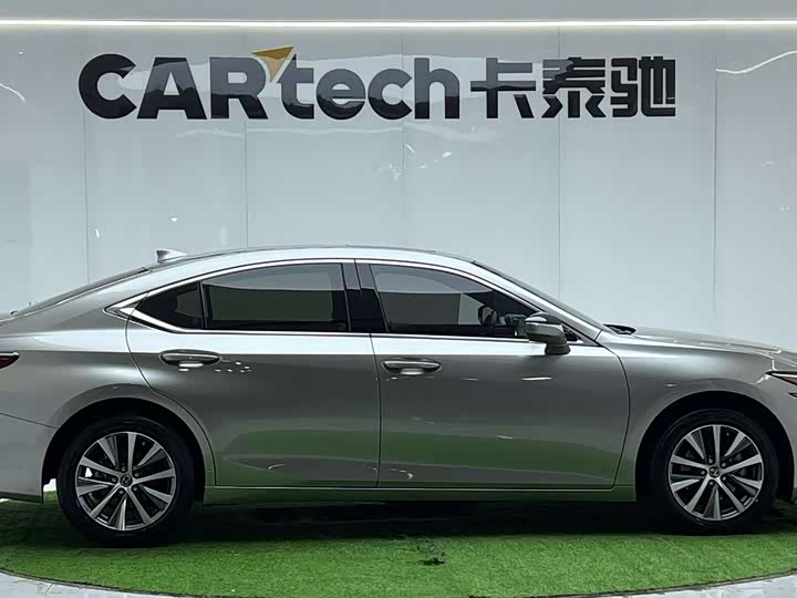 Фото 6 - Lexus ES