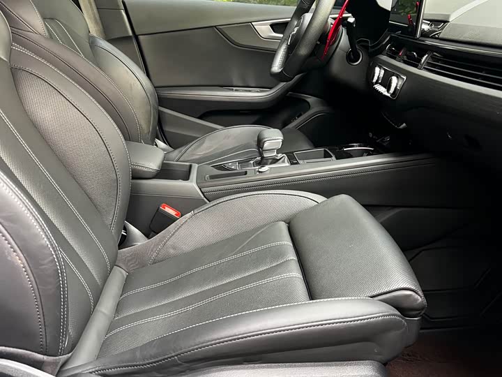 Фото 6 - Audi A4L