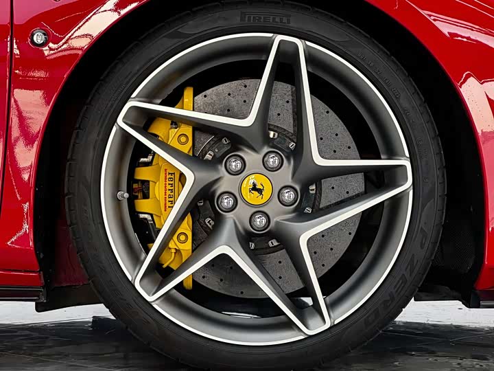 Фото 8 - Ferrari F8