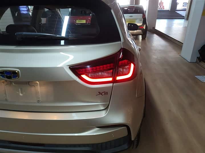 Фото 8 - Geely Vision X3