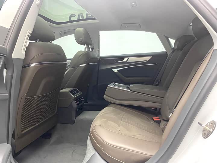 Фото 9 - Audi A7L