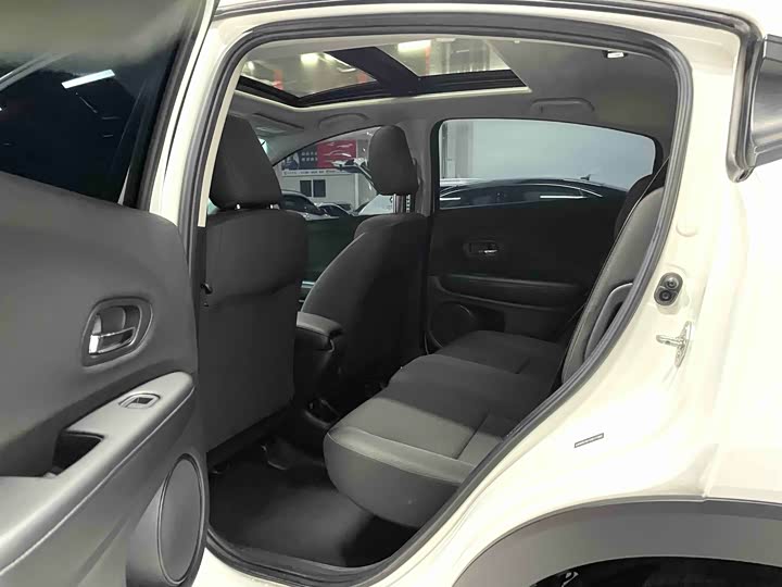 Фото 8 - Honda Vezel