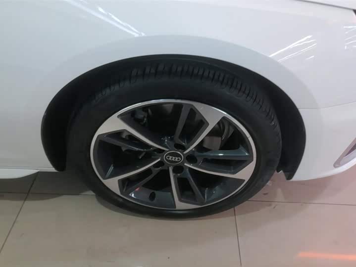 Фото 6 - Audi A4L