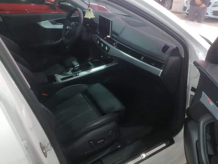 Фото 8 - Audi A4L