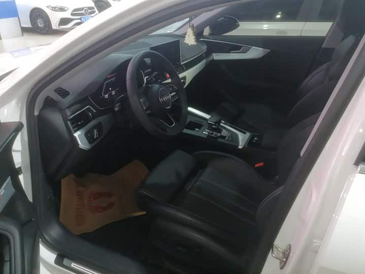 Фото 9 - Audi A4L