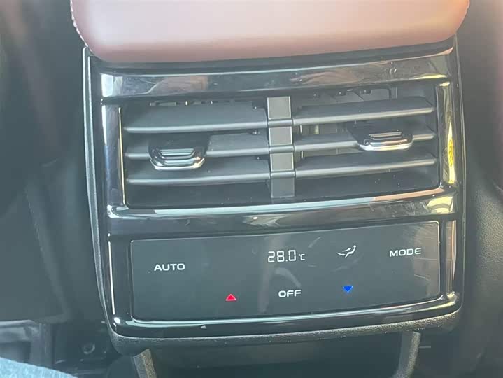 Фото 8 - Geely Monjaro