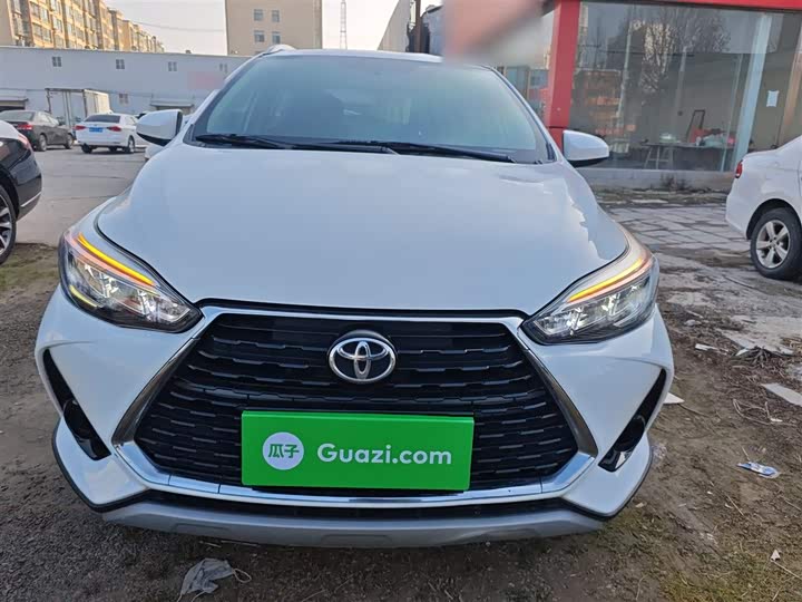 Фото 3 - Toyota Yaris L Hatchback