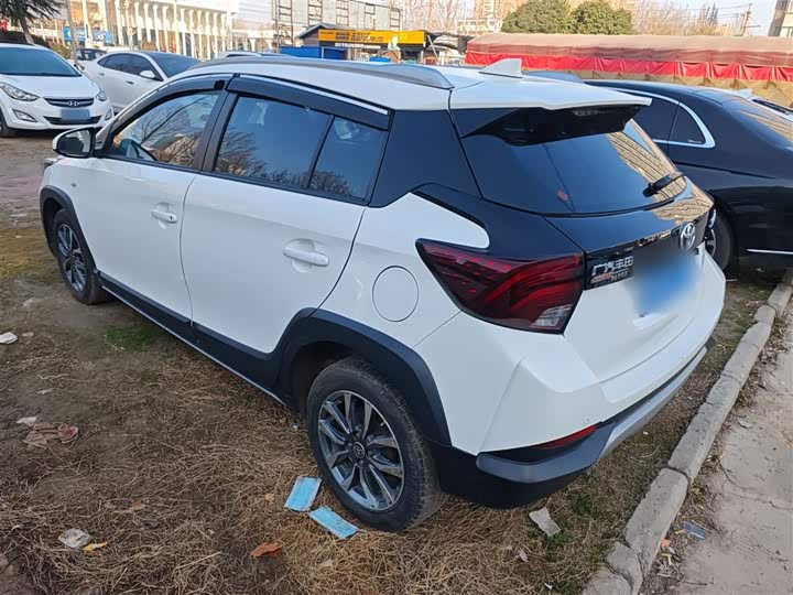 Фото 5 - Toyota Yaris L Hatchback