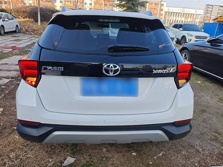 Фото 6 - Toyota Yaris L Hatchback