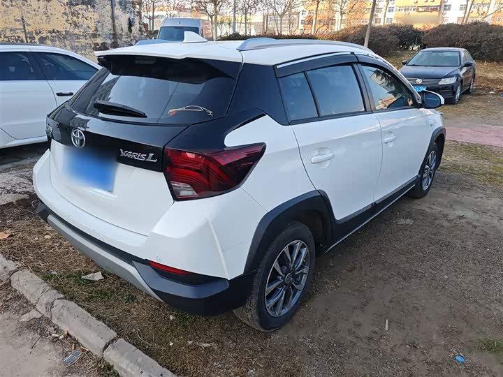 Фото 7 - Toyota Yaris L Hatchback