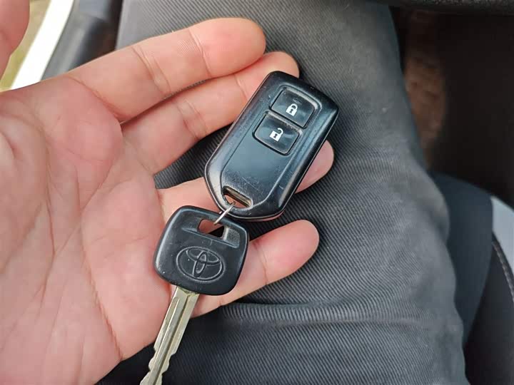 Фото 9 - Toyota Yaris L Hatchback