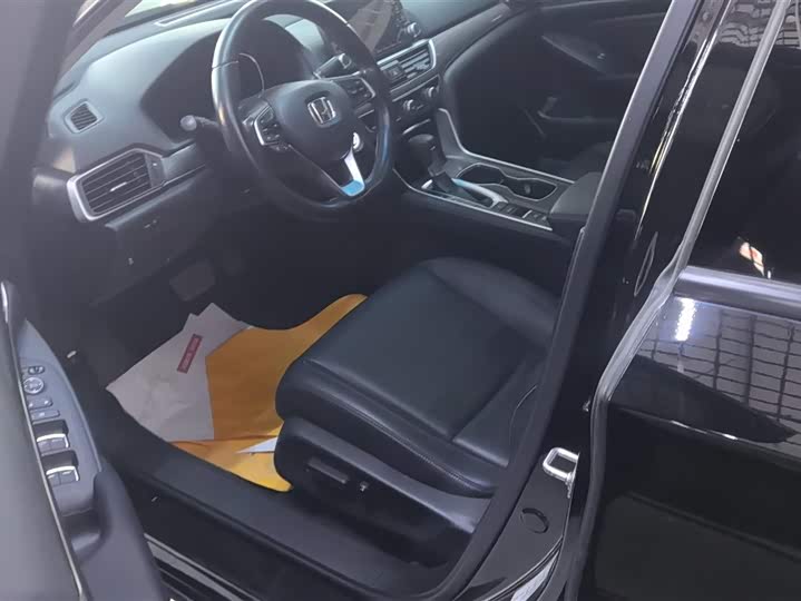 Фото 9 - Honda Accord