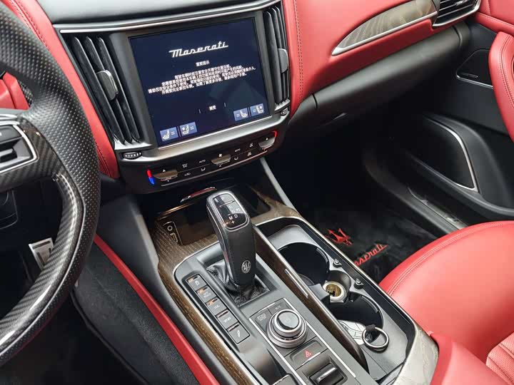 Фото 8 - Maserati Levante