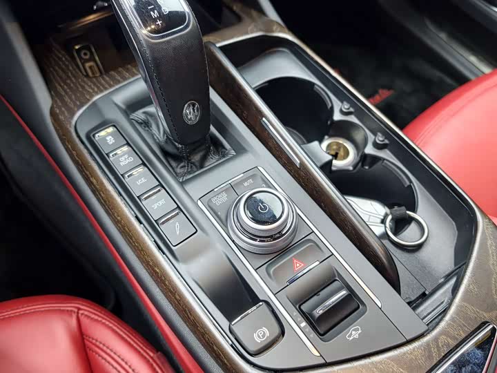 Фото 9 - Maserati Levante