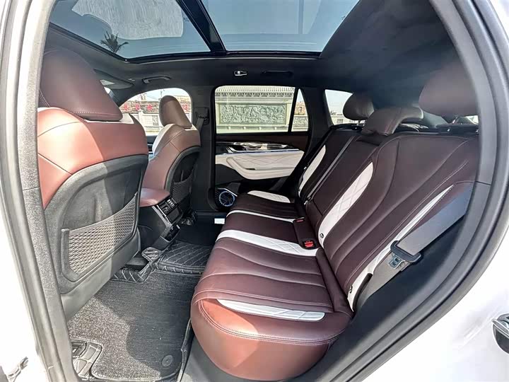 Фото 9 - Geely Monjaro