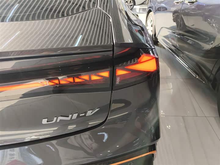 Фото 8 - Changan UNI-V