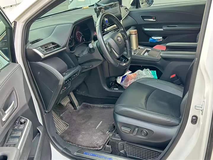 Фото 9 - Toyota Sienna