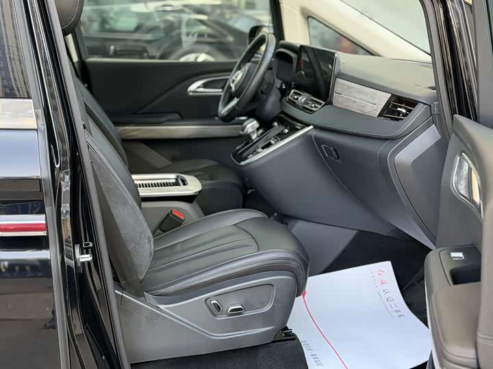 Фото 7 - Hongqi HQ9