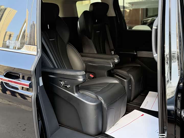 Фото 9 - Hongqi HQ9