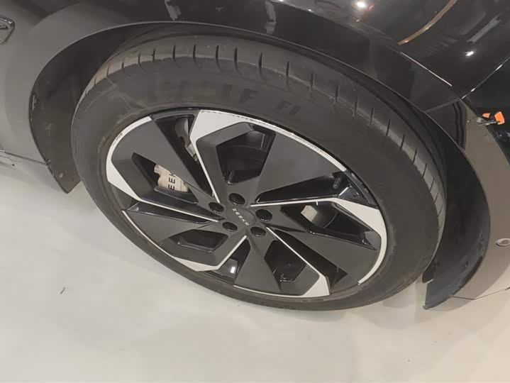 Фото 6 - Zeekr 001