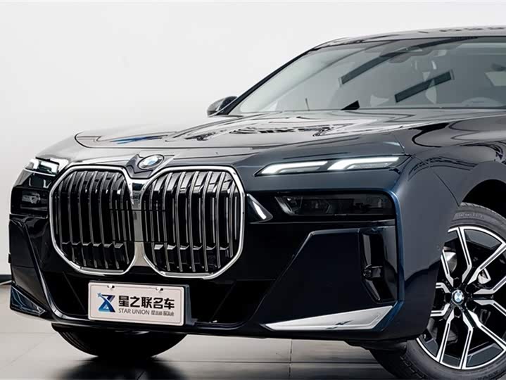 Фото 3 - BMW 7 Series