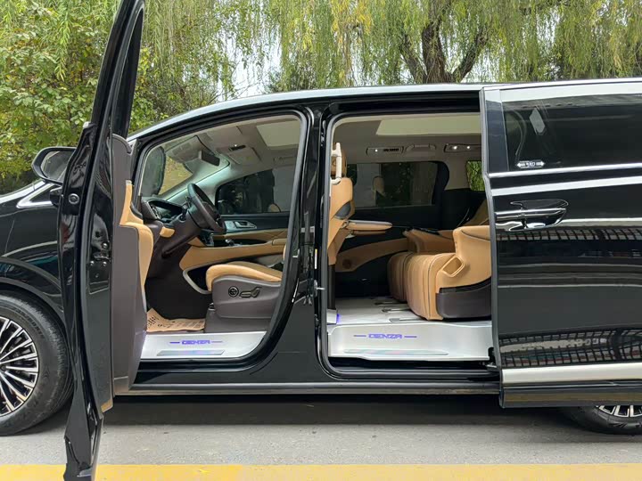 Фото 5 - Denza D9