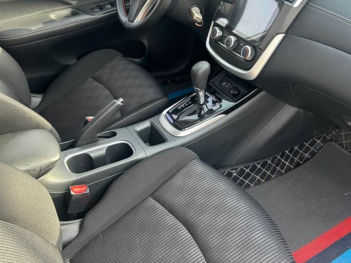 Фото 7 - Nissan Tiida