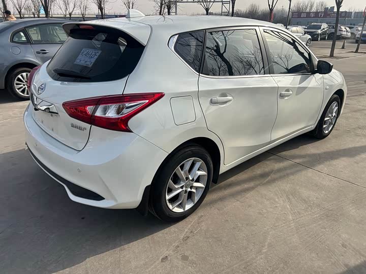 Фото 8 - Nissan Tiida