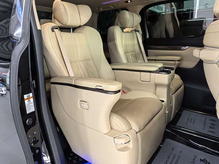 Фото 9 - Toyota Alphard