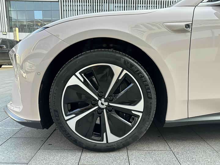 Фото 6 - Nio ET5T