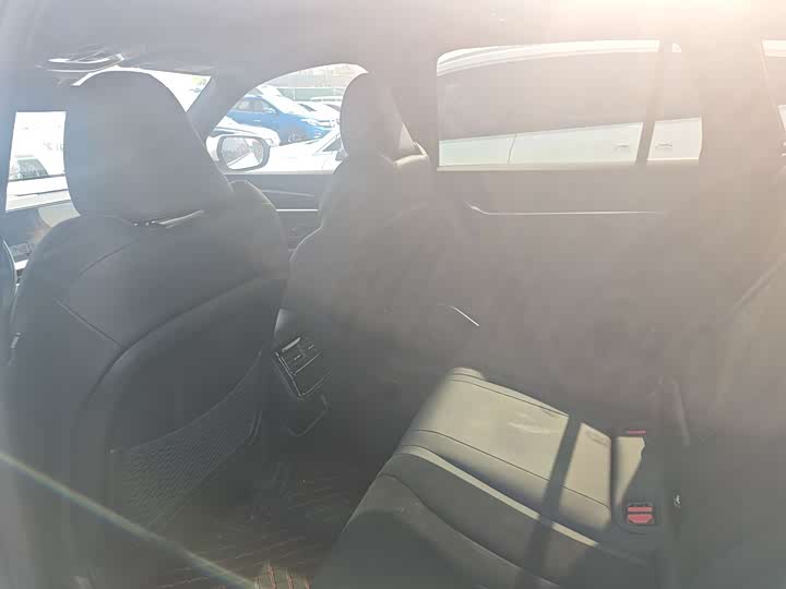 Фото 8 - Geely Monjaro