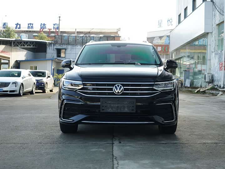 Фото 2 - Volkswagen Tiguan L Pro
