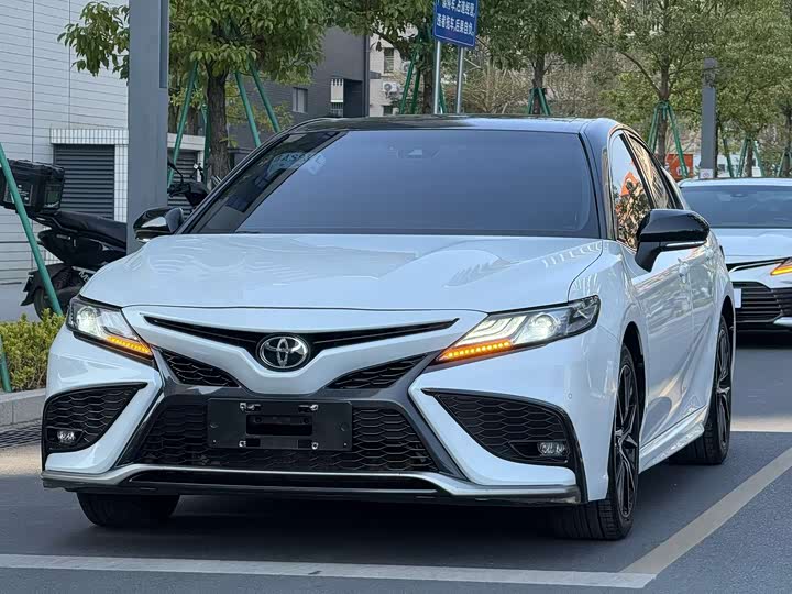 Фото 2 - Toyota Camry