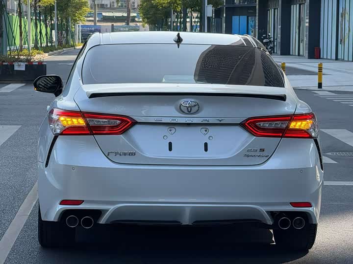 Фото 7 - Toyota Camry