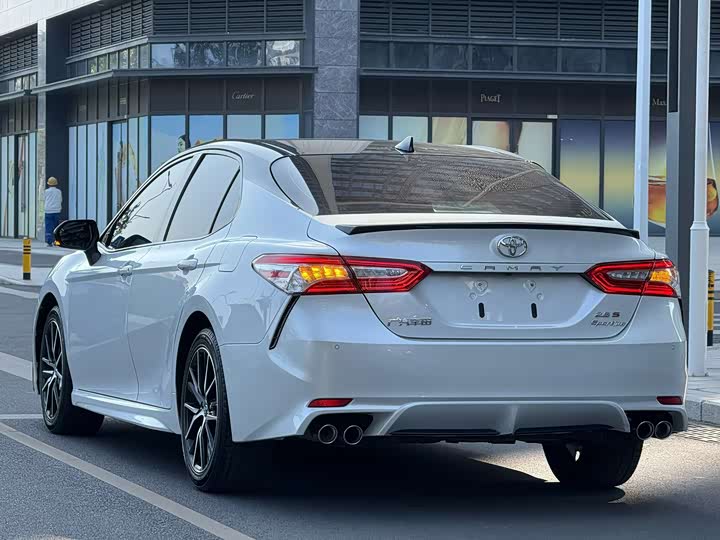 Фото 8 - Toyota Camry