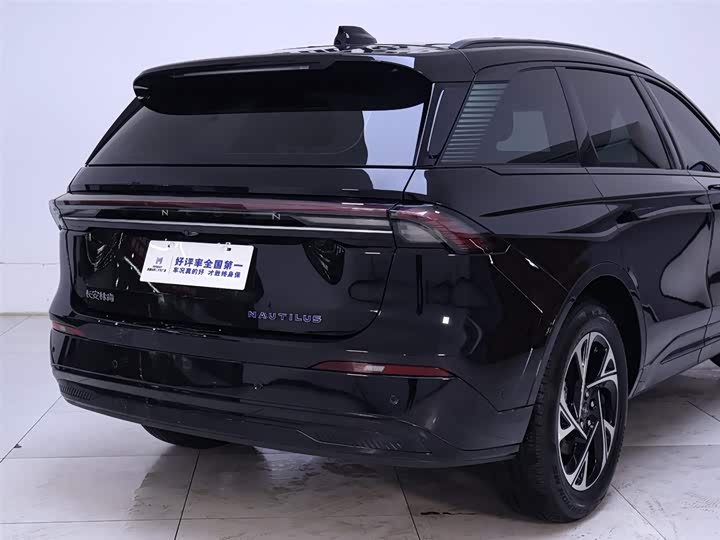 Фото 8 - Lincoln Nautilus